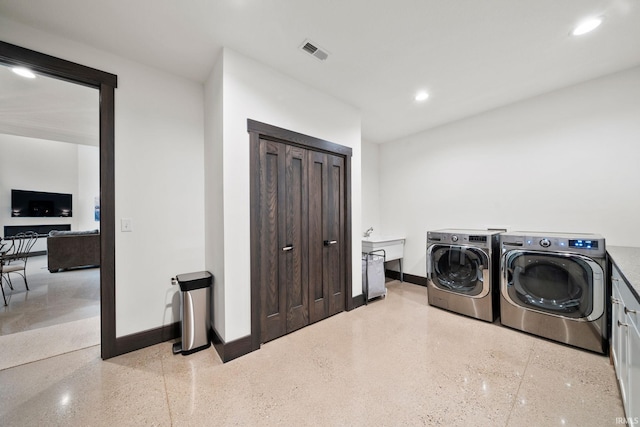 washroom featuring washing machine and clothes dryer