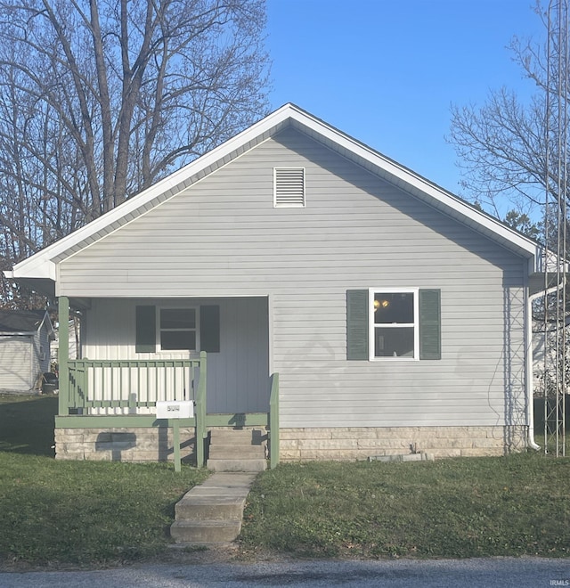 view of front of home featuring a front yard and covered porch