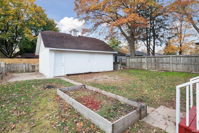 view of yard with a storage shed