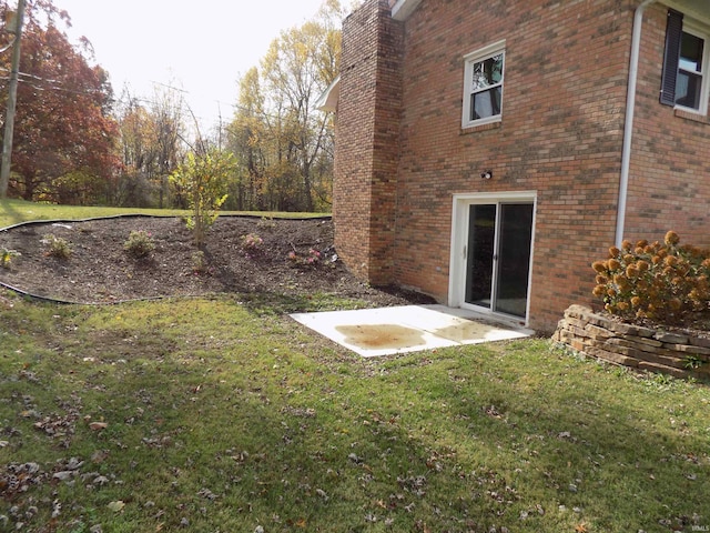 view of yard featuring a patio