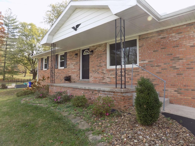 view of front of house with a front lawn