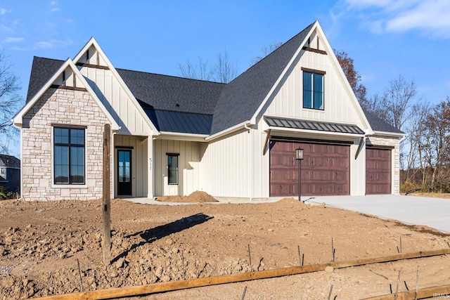 view of modern farmhouse style home