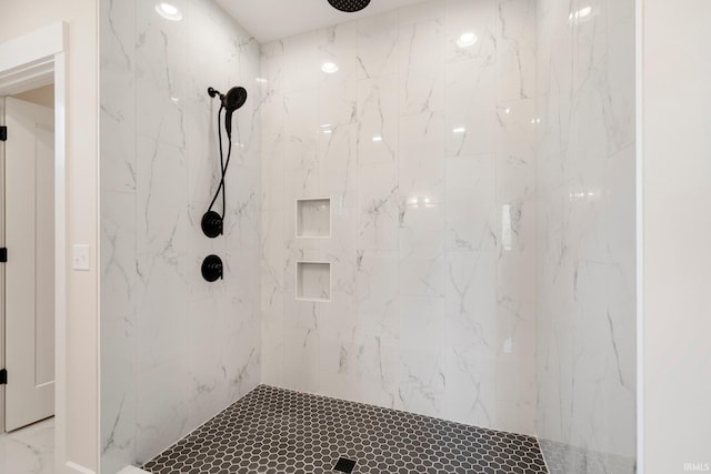 bathroom featuring a tile shower