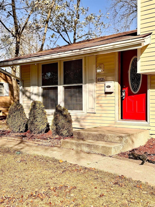 entrance to property featuring a porch