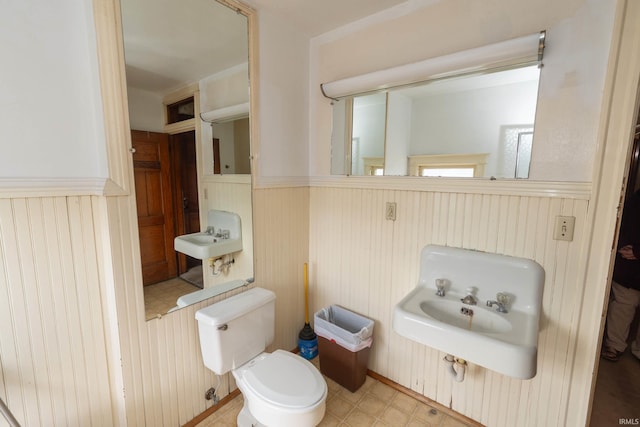 bathroom featuring toilet and sink