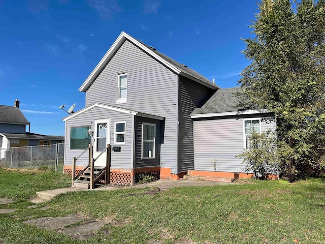 back of house featuring a lawn