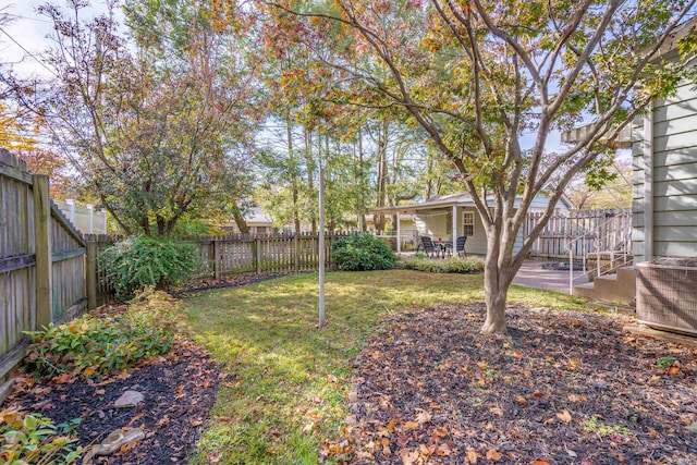 view of yard featuring a patio area