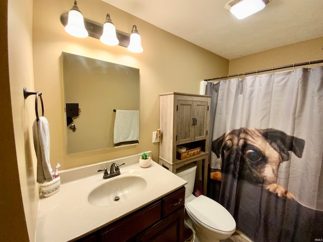 bathroom with a shower with curtain, vanity, and toilet