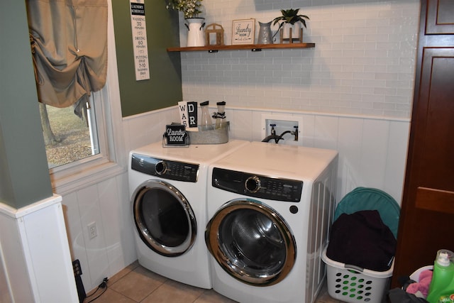 washroom featuring light tile patterned flooring and independent washer and dryer