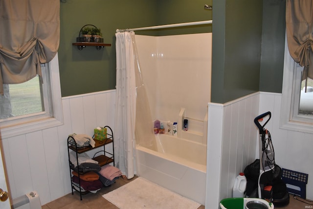 bathroom featuring shower / bathtub combination with curtain