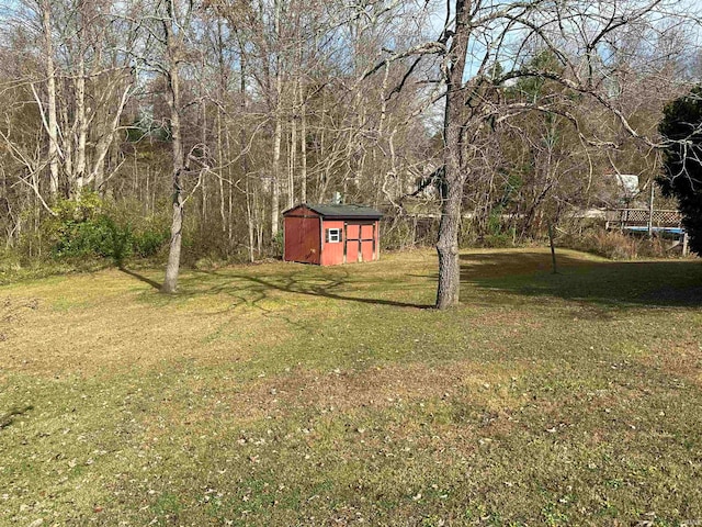 view of yard with an outdoor structure