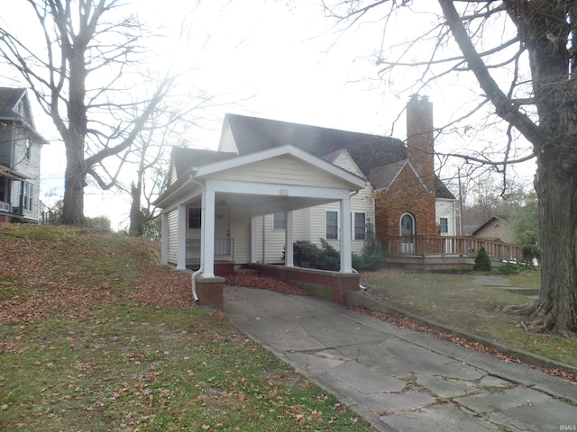 view of front of home featuring covered porch and a front yard