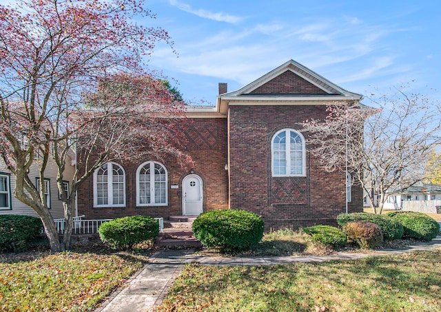 front facade featuring a front yard