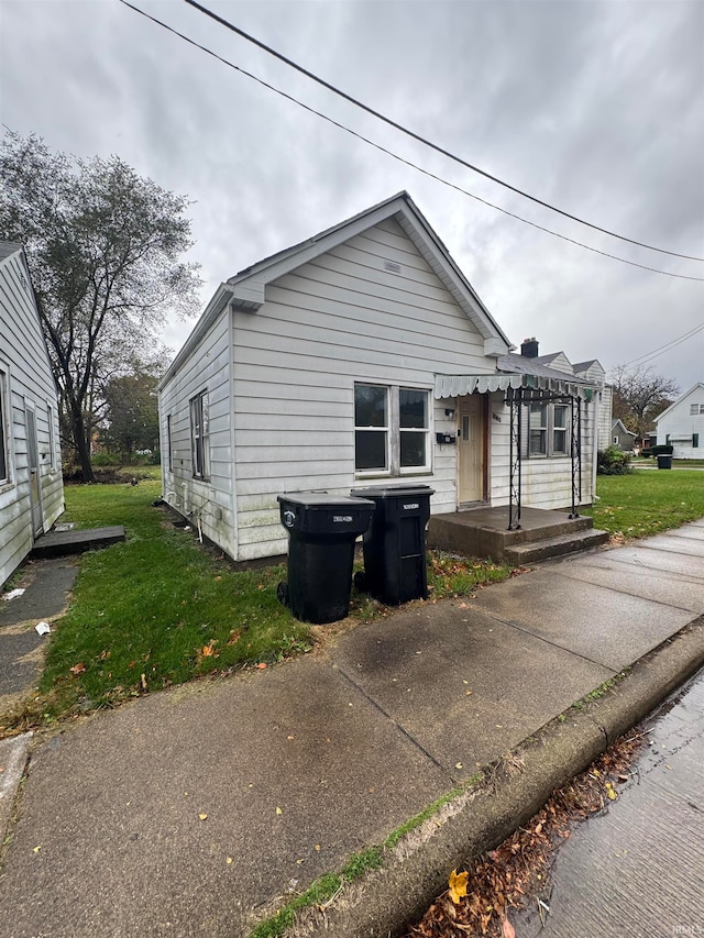 bungalow-style house featuring a front lawn