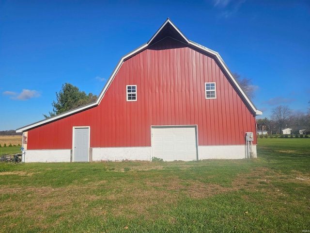 view of outdoor structure featuring a yard