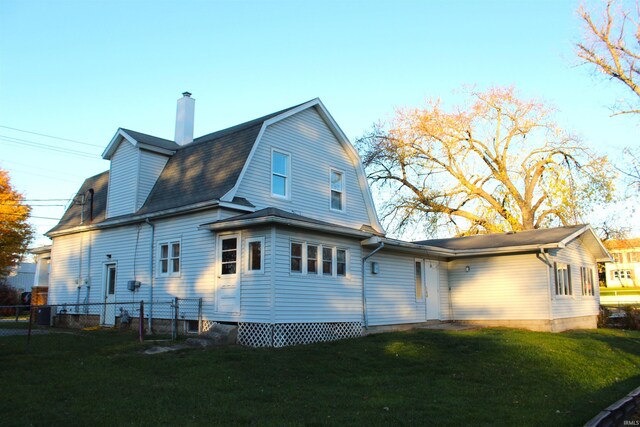 back of house featuring a lawn