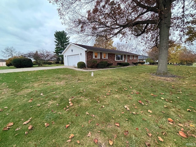 view of front of house featuring a front lawn and a garage