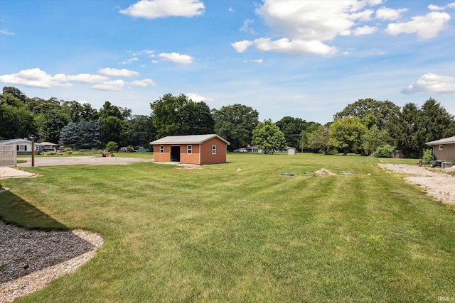 view of yard featuring a storage unit