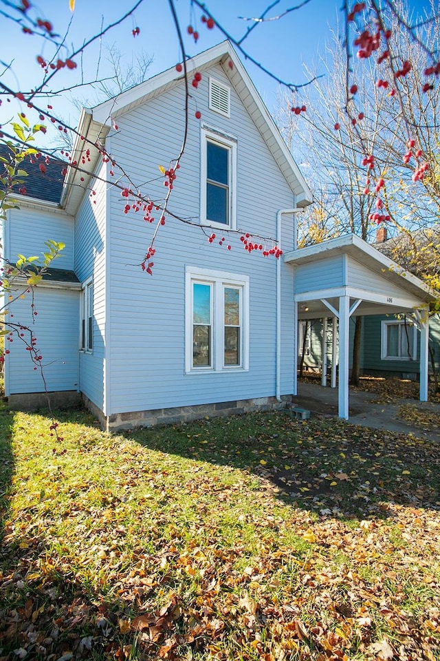 exterior space featuring a lawn