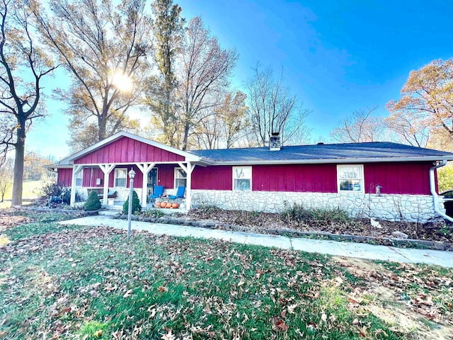 ranch-style house featuring covered porch