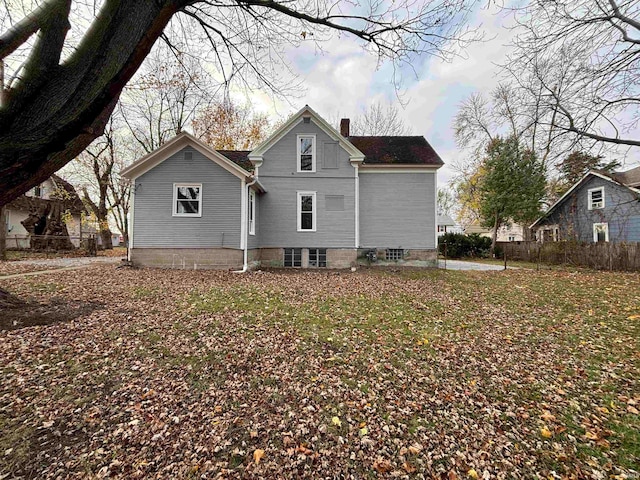 back of house featuring a lawn