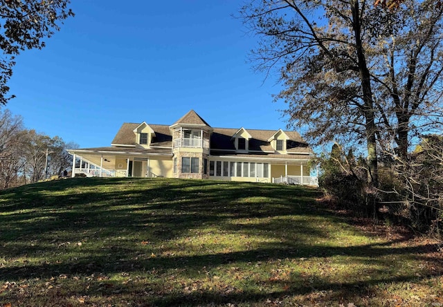 view of front of home with a front lawn