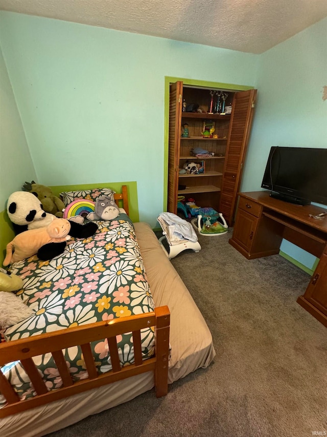 bedroom featuring carpet and a textured ceiling