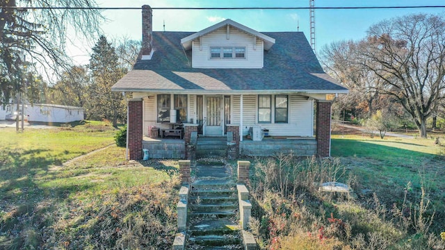 view of front of property with a front lawn and covered porch