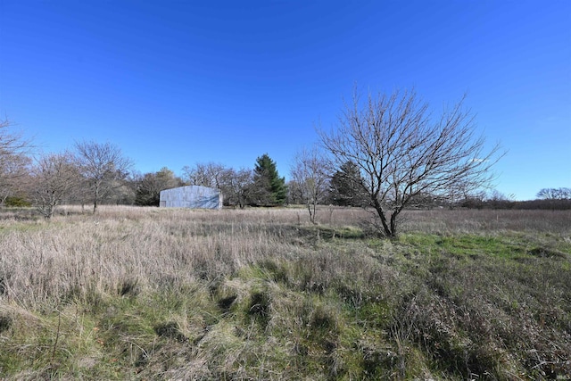 view of yard featuring a rural view