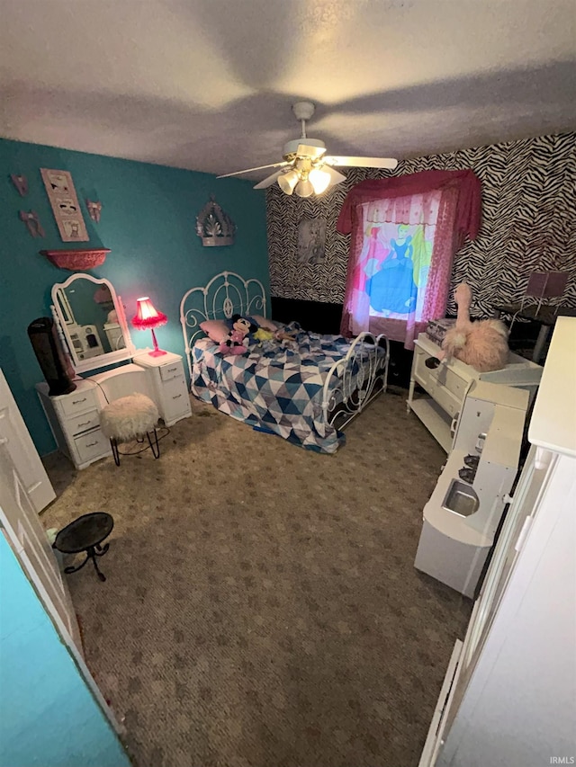 bedroom featuring ceiling fan and carpet