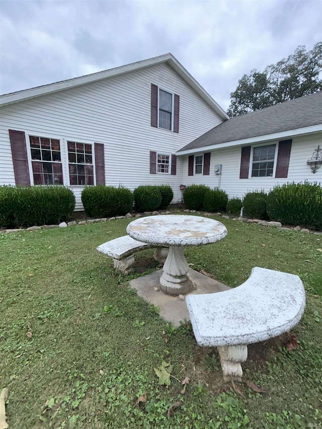 view of front of home featuring a front lawn