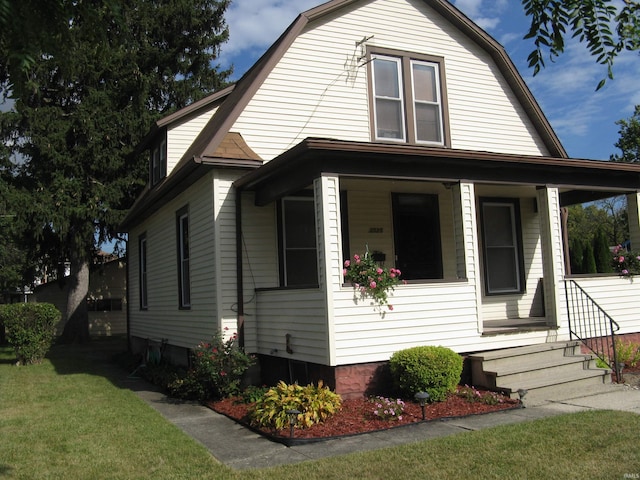 view of front of house featuring a front lawn