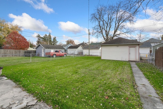 view of yard featuring an outdoor structure