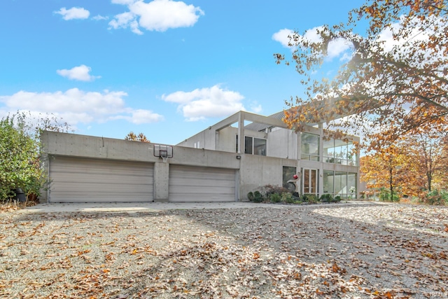 view of front facade with a garage