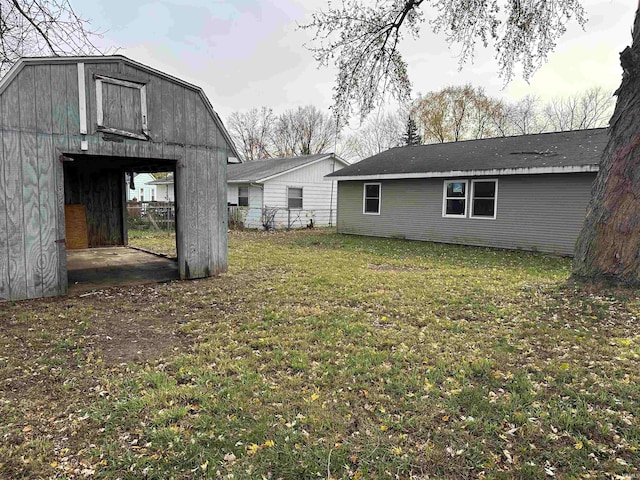 view of yard with an outdoor structure