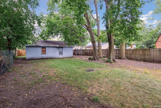 view of yard with an outbuilding