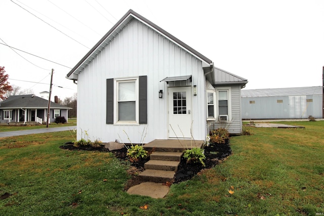 view of front facade with a front lawn