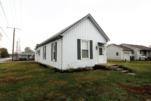 view of front of home with a front lawn