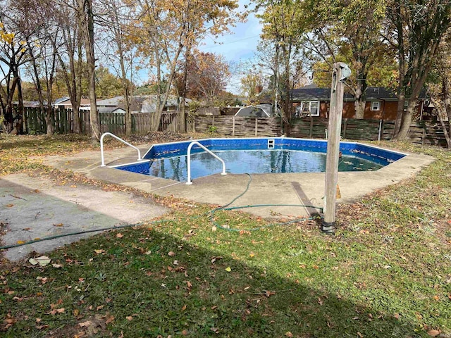 view of swimming pool