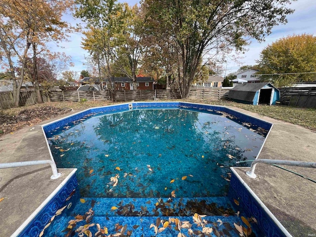 view of swimming pool featuring a shed