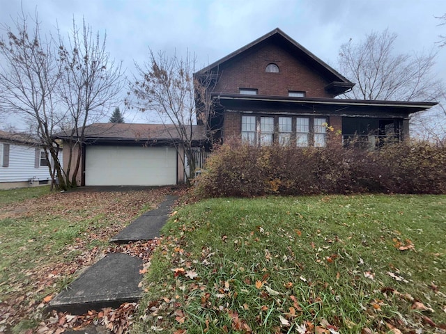 view of front of home featuring a garage and a front yard