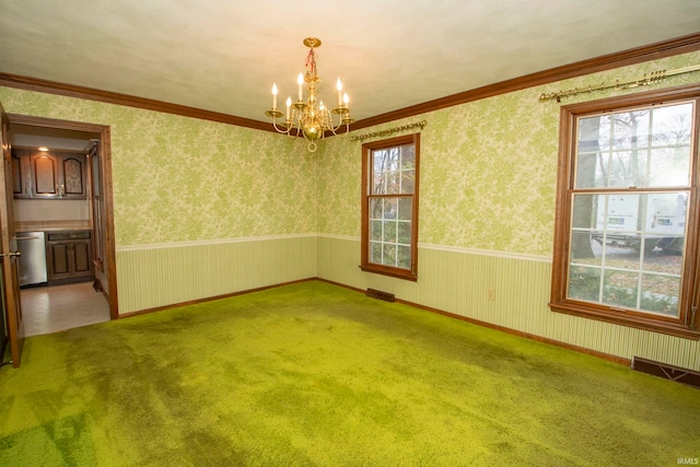 unfurnished room with carpet floors, ornamental molding, and a notable chandelier