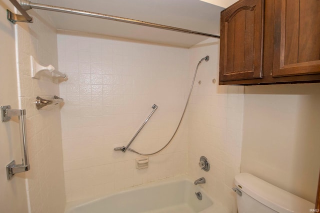 bathroom with toilet and tiled shower / bath