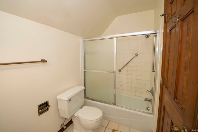 bathroom with combined bath / shower with glass door and toilet