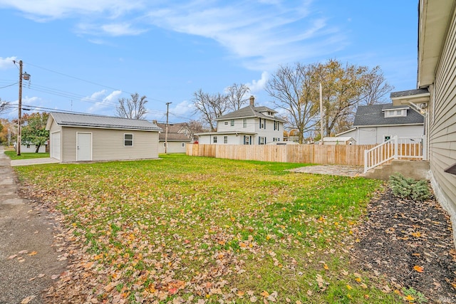 view of yard with an outdoor structure