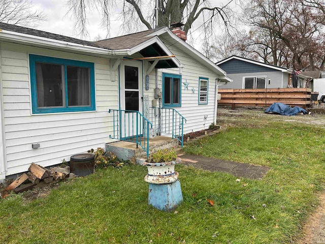 view of front facade with a front yard