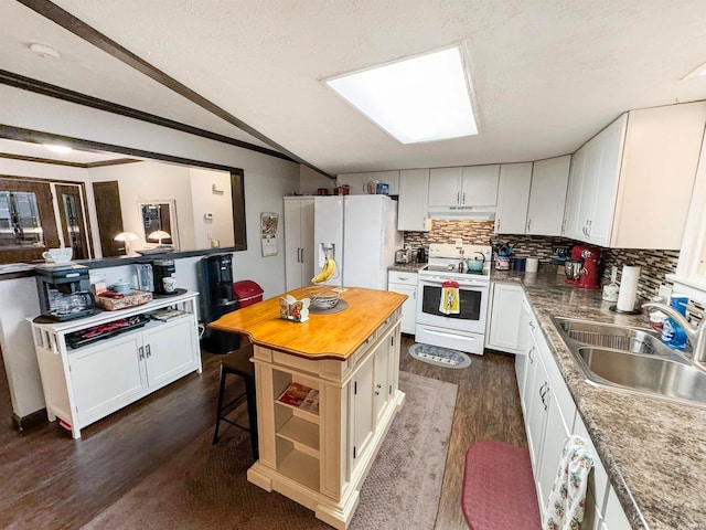 kitchen featuring sink, dark hardwood / wood-style floors, crown molding, white appliances, and white cabinets