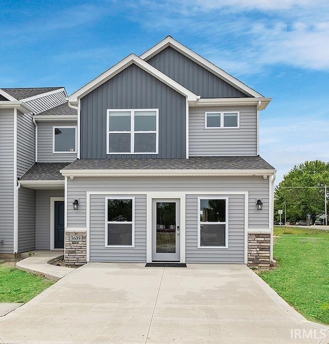 craftsman inspired home with a patio and a front lawn