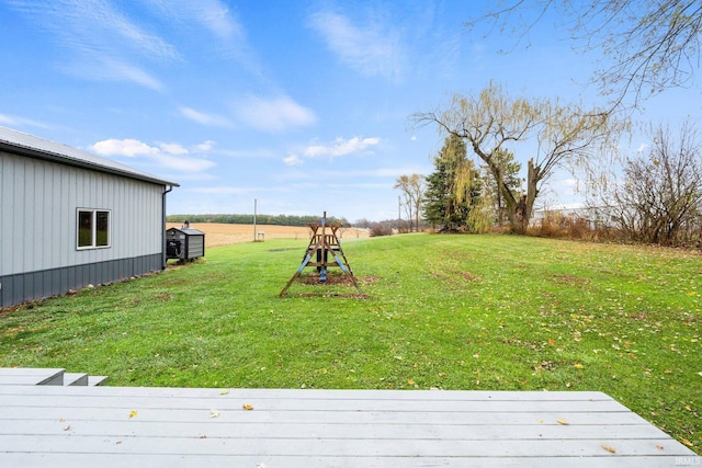 view of yard featuring a storage unit