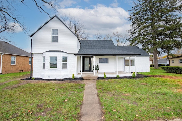 view of front of property featuring a front lawn